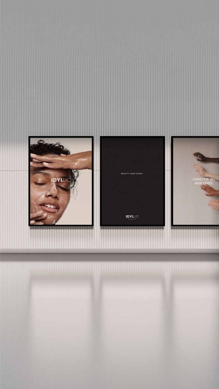 Mockup de tres pósters de la marca Idyllic Cosmetics enmarcados sobre una pared con luz suave